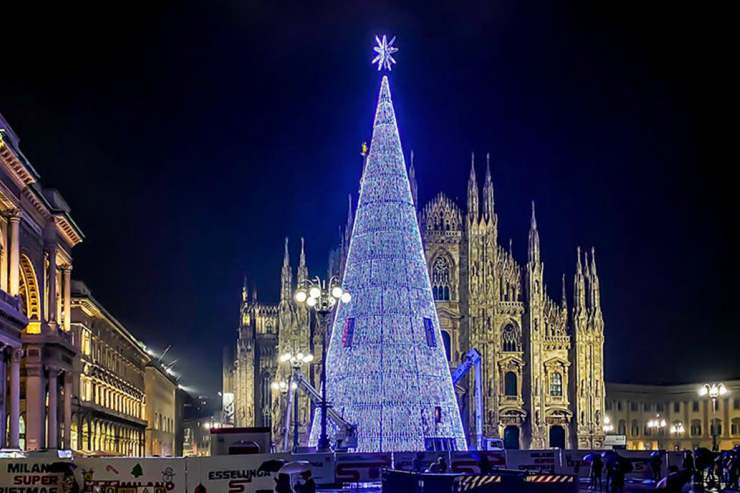 Arboles de Navidad ecologicos iluminan las ciudades del mundo