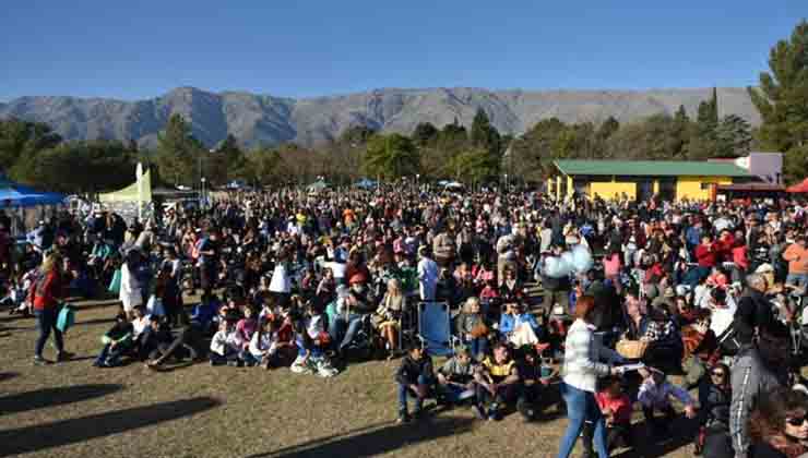 Una multitud llegó a la pequeña localidad de La Población para ver el eclipse de sol (ElDoce.TV)