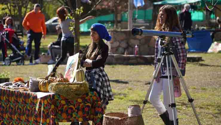 Los telescopios se mezclaban en la feria de comidas para ver el eclipse (La Voz).