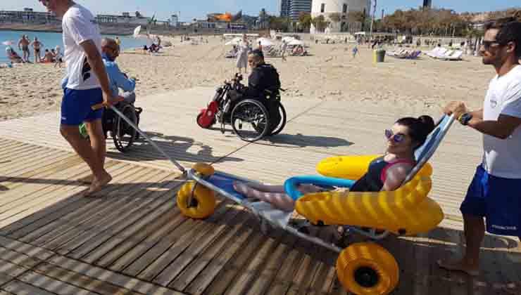 En Barcelona se puede acceder a playas en sillas de ruedas especiales (Visit Barcelona)