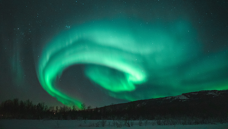 Las auroras boreales destellan más allá del Circulo Polar Ártico (Foto de Tobias Bjørkli - Pexels)