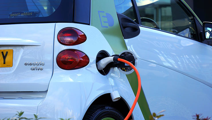 Estados Unidos quiere impulsar la producción y uso de autos eléctricos (Foto de Mike - Pexels).