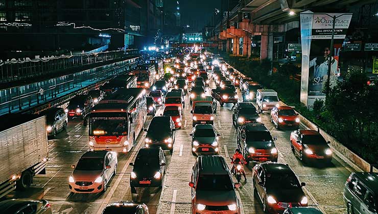 La alta circulación de automóviles está relacionada a la contaminación del aire (Foto de Mikechie Esparagoza - Pexels).