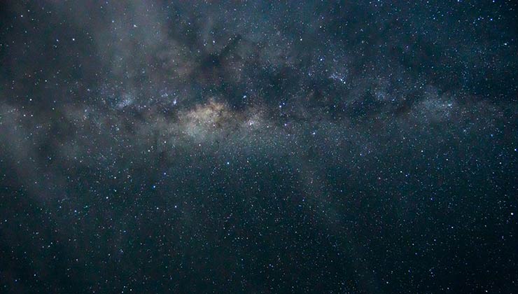 La contaminación lumínica nos roba estrellas del cielo (Foto de Sheena Wood en Pexels).