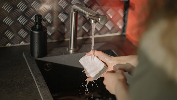 El lavado de vajilla consume mucha agua en los hogares (Foto de cottonbro - Pexels).