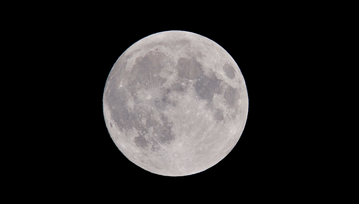 Cuando hay luna llena se ven menos estrellas (Foto de Peter de Vink - Pexels).