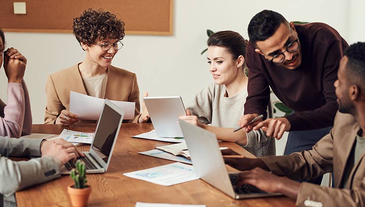 El acceso en igual de condiciones al mercado laborar es una deuda pendiente para igualdad de género (Foto de fauxels - Pexels).