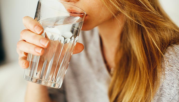 Tomar agua tiene múltiples beneficios para nuestro cuerpo (Foto de Daria Shevtsova - Pexels).