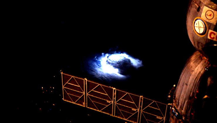 Así se ve una tormenta desde el Espacio. Desde la nubes salen los chorros azules (Foto de la Agencia Espacial Europea).