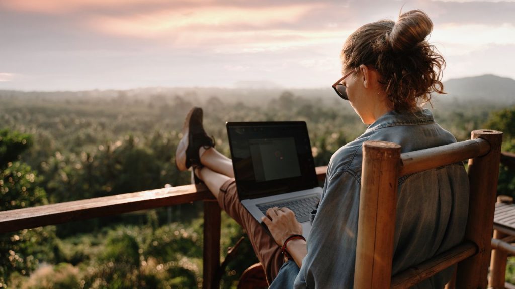 Teletrabajo en medio de la naturaleza