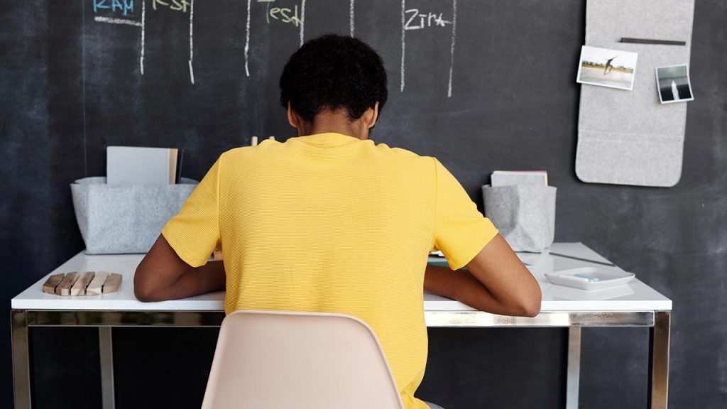 La educación universal de calidad es fundamental para el desarrollo del planeta (Foto de Julia M Cameron - Pexels).