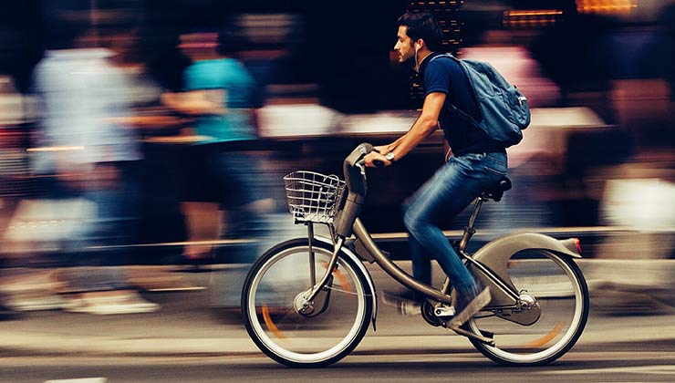 Las bicis eléctricas ganan cada vez más adeptos en las ciudades (Foto de Snapwire - Pexels).