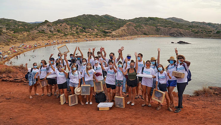 El trabajo de los voluntarios en la primer limpieza de playa de Cero plastics Menorca (Foto de Cero Plastics Menorca).