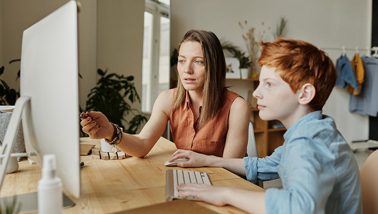 Compartir tiempo y conocimientos con los niños es elemental para su formación (Foto de Julia M Cameron - Pexels).