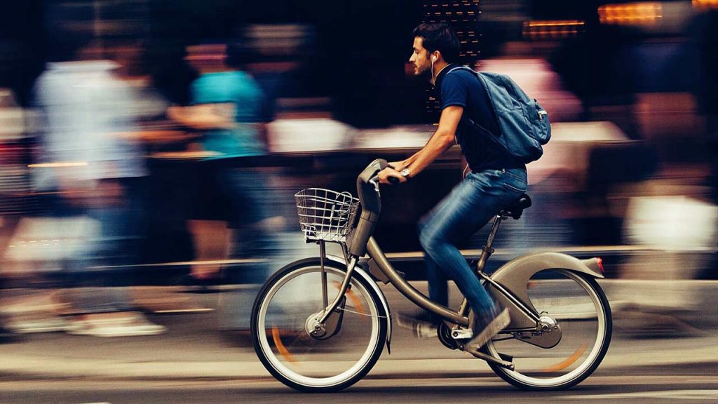 Las bicis eléctricas ganan cada vez más adeptos en las ciudades (Foto de Snapwire - Pexels).