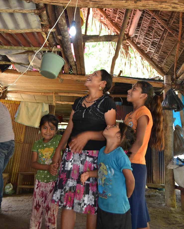 Con la energía solar acumuladas en las baterías se puede iluminar un hogar (Foto de Iluméxico).