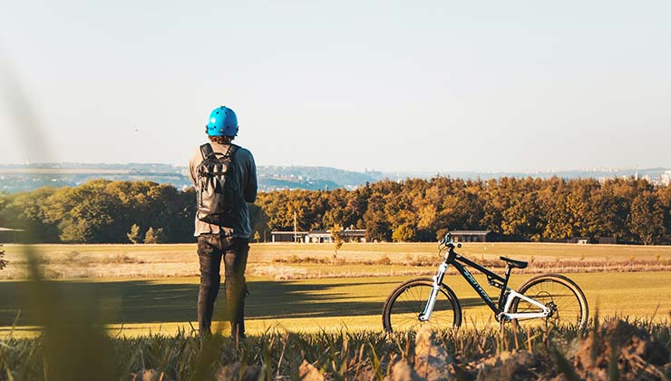 Con Komoot puedes planificar recorridos y descubrir senderos (Foto de Daniel Frank - Pexels).