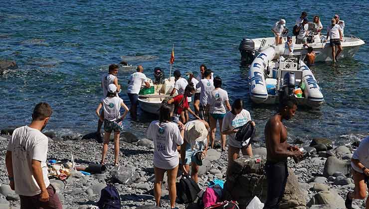 Las tareas de recolección de plásticos también se hacen por mar (Foto de Cero Plastics Menorca).