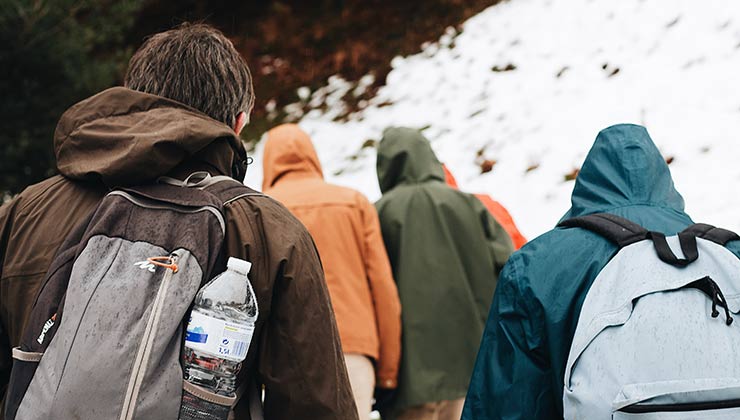 Cuando armes tu mochila para caminar en la montaña nunca de olvides de cargar agua y comida (Foto de Maël BALLAND - Pexels).