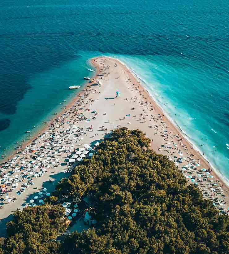 El turismo satura las playas del mar Mediterráneo en Croacia (Foto de Oliver Sjöström - Pexels).