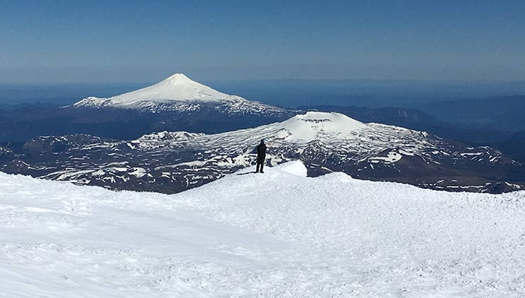 En la cumbre del volcán Lanin hay un glaciar. Desde allí so observa el cráter del volcán Osorno y el cono del Villarrica (Foto de Juan Pablo Martínez).