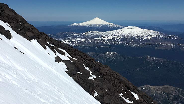 Los volcanes Osorno y Villarrica vistos desde una ladera del volcán Lanin (Foto de Juan Pablo Martínez).