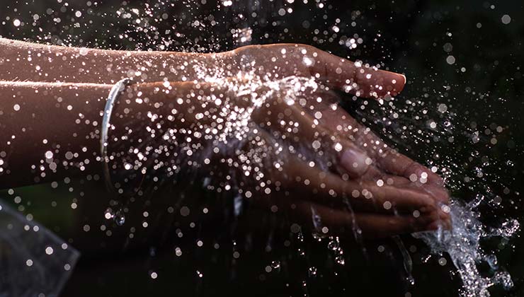 El desperdicio de agua es muy mal hábito en la mayoría de los hogares (Foto de Farook Khan - Pexels).