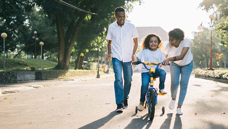 Compartir actividades en familia al aire libre sirve para alejar a los niños del móvil (Foto de Agung Pandit Wiguna - Pexels).