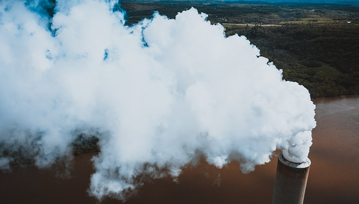 Se debe de dejar de producir energía con combustibles fósiles para dejar de emitir carbono a la atmósfera (Foto de Kelly Lacy - Pexels).