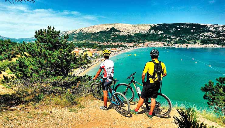 El mar Adriático te puede acompañar durante toda tu experiencia de cicloturismo por Croacia (Foto de Croatia.HR).