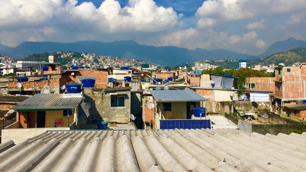 El proyecto para llenar de techos verdes las favelas de Río de Janeiro