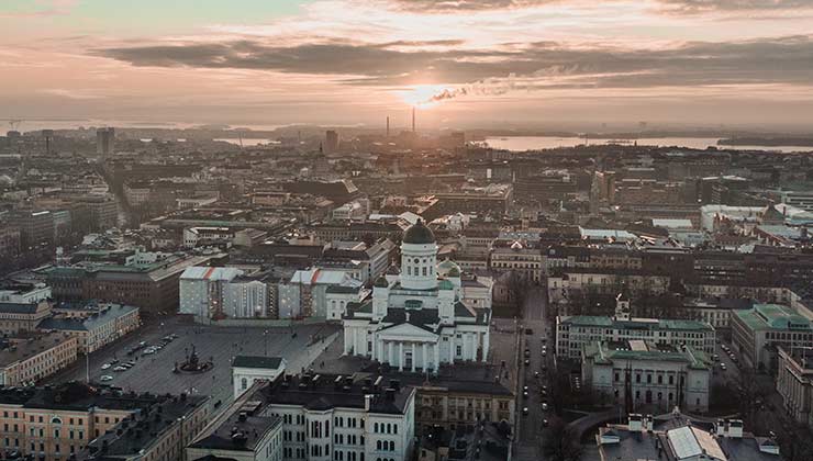 Helsinki es una ciudad destacada por su diseño, lo que ayuda a la felicidad de sus habitantes (Foto de Chris Economou - Pexels).