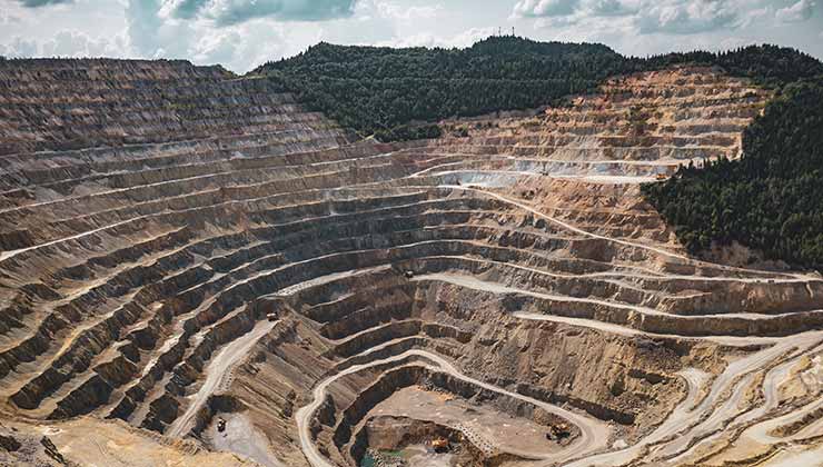 El desecho de cubiertas es uno de los múltiples impactos ambientales de la minería (Foto de Vlad Chețan - Pexels).