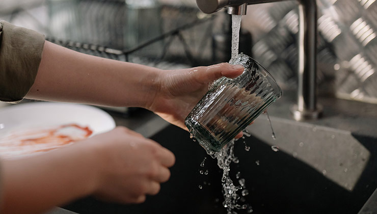 Los sistemas de alta presión evitan el derroche de agua en la cocina y los baños (Foto de Cottonbro - Pexels).