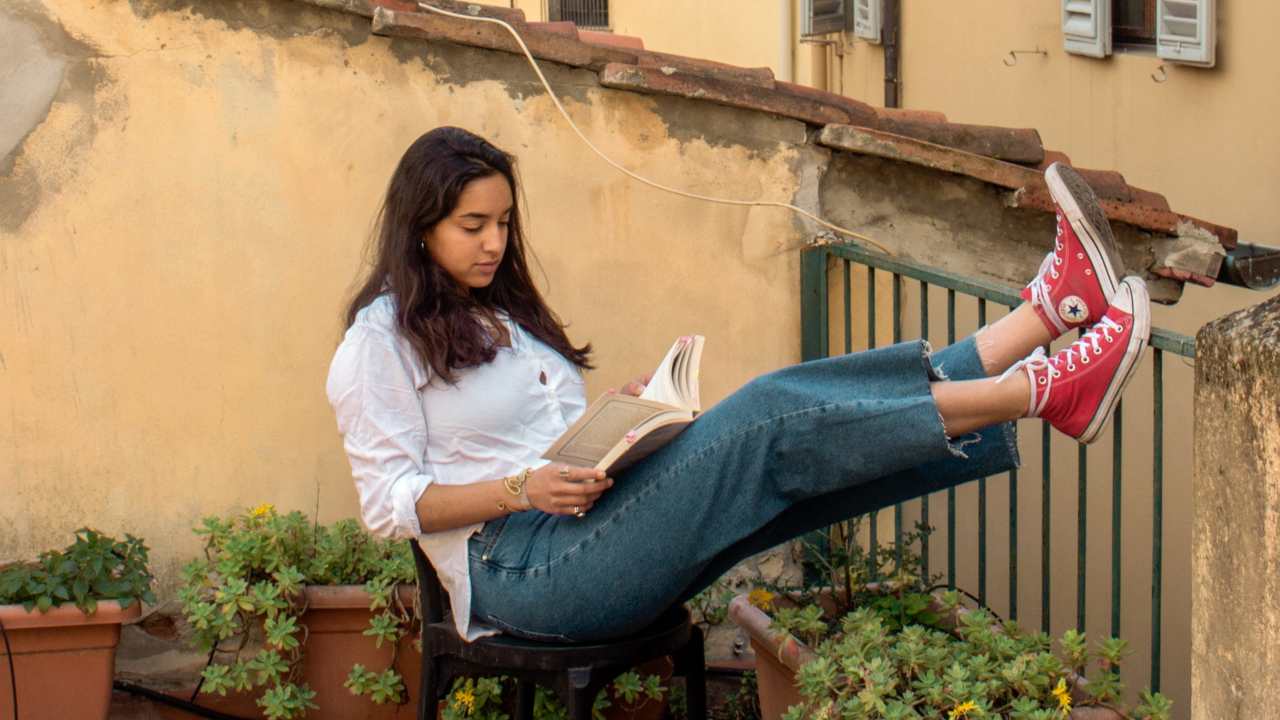 Mujer joven leyendo