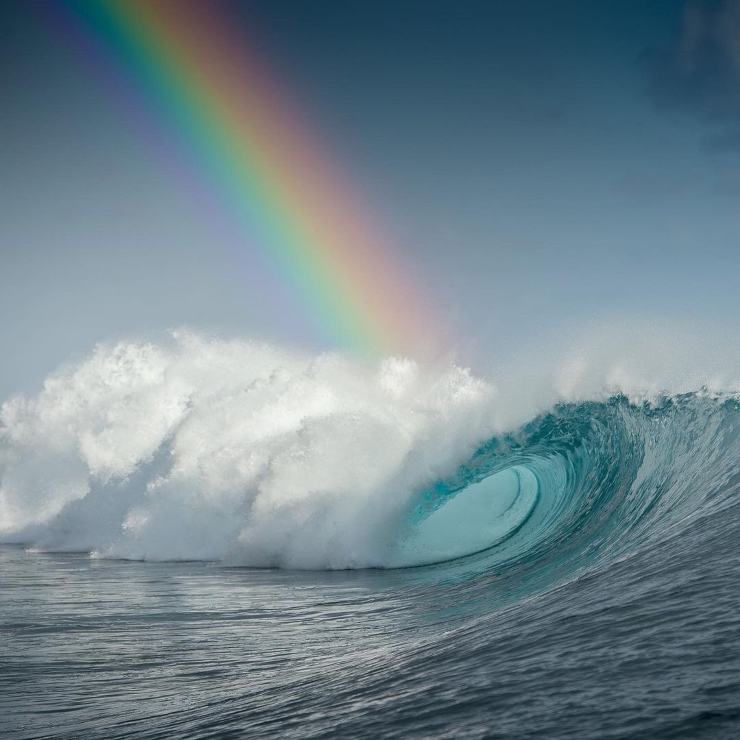 Oceáno: ola y arcoiris