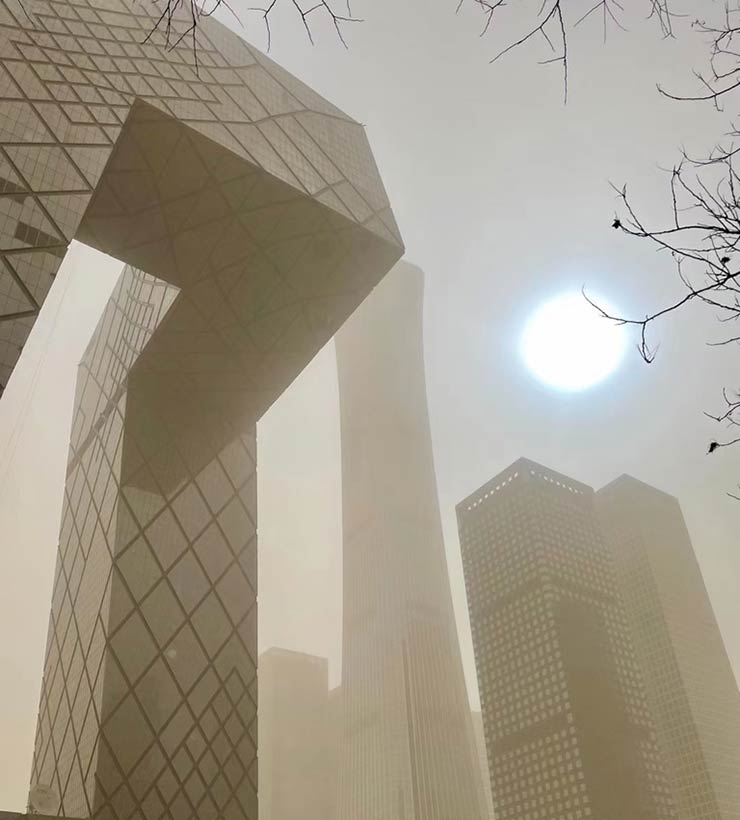 El sol azul y el cielo amarillo fue una postal que se repitió dos veces en menos de 15 días en China (Foto de @ciberpunkin - Twitter). 