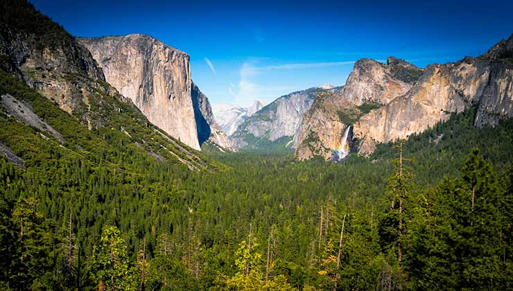 El salto de Yosemite forma un paisaje de cuentos en Estados Unidos (Foto de André Cook - Pexels).