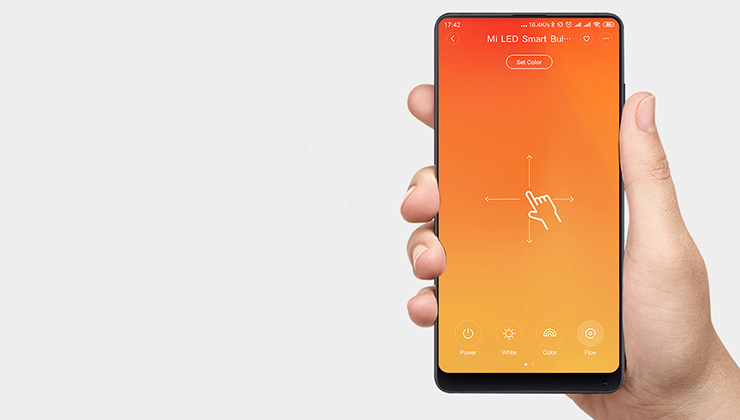 Las bombillas inteligentes vienen con aplicaciones que nos permiten manipular sus colores e intensidades desde el móvil (Foto de Xiomi).