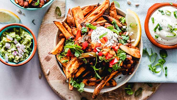 La cocina vegana adquiere protagonismo en el mundo y sus sabores se pueden encontrar en bares, restoranes y puestos callejeros alrededor del mundo (Foto de Ella Olsson - Pexels).