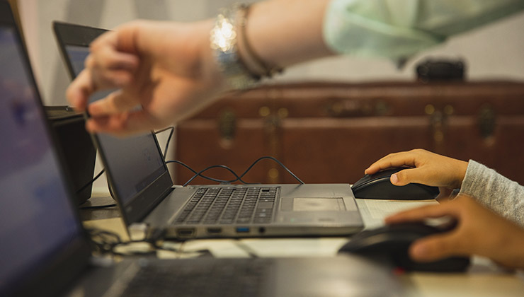 Puedes tener la computadora enchufada todo el día, pero debes limitar la carga de la batería (Foto de Ryutaro Tsukata - Pexels).