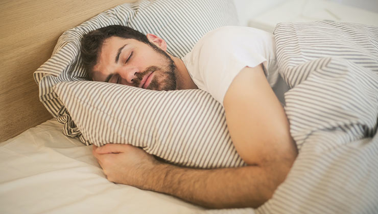 Existen aplicaciones que te pueden ayudar a relajar tu mente para dormir mejor (Foto de Andrea Piacquadio - Pexels).