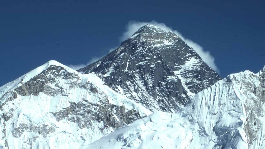 El Everest es la cima del mundo y protagonista de la lista de las siete cumbres (Foto de Dick Hoskins - Pexels).