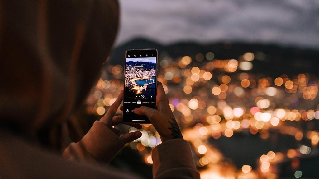 Puedes manejar los parámetros de la cámara de tu móvil de manera manual para tomar buenas fotos nocturnas o con poca luz (Foto de Julia Volk Pexels).