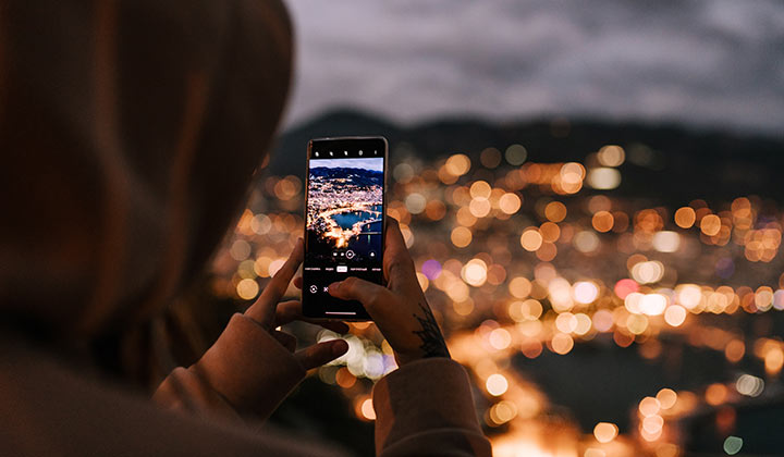 Puedes manejar los parámetros de la cámara de tu móvil de manera manual para tomar buenas fotos nocturnas o con poca luz (Foto de Julia Volk Pexels).