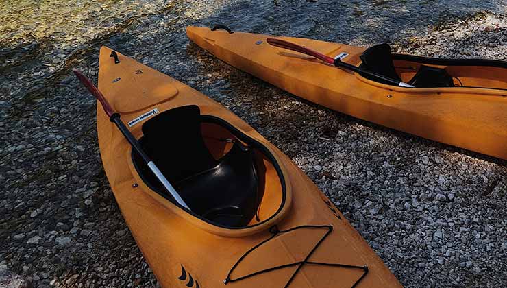 El cockpit del kayak cerrado cubre el cuerpo del palista de la cintura para bajo (Foto de Maksim Goncharenok - Pexels).