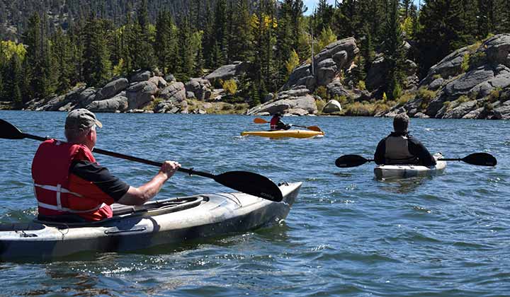 Hay muchas opciones kayaks. Debes elegir de acuerdo a tu bolsillo, espacio en tu casa e interés (Foto de Foto de Spencer Gurley - Pexels).