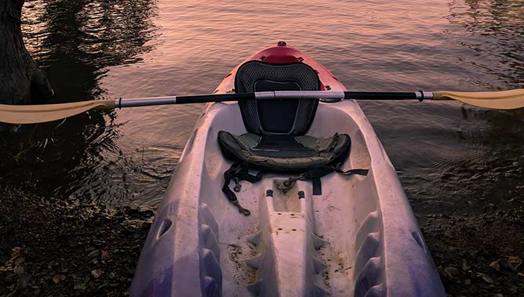 Un típico modelo de kayak sit on top con su silla y su remo (Foto de Sangeet Rao - Pexels).