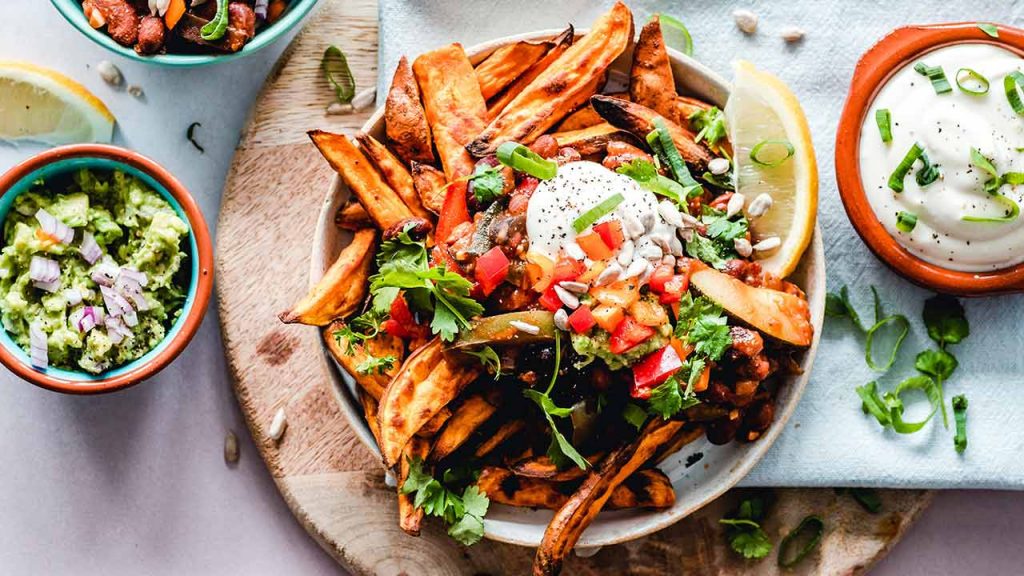 La cocina vegana adquiere protagonismo en el mundo y sus sabores se pueden encontrar en bares, restoranes y puestos callejeros alrededor del mundo (Foto de Ella Olsson - Pexels).