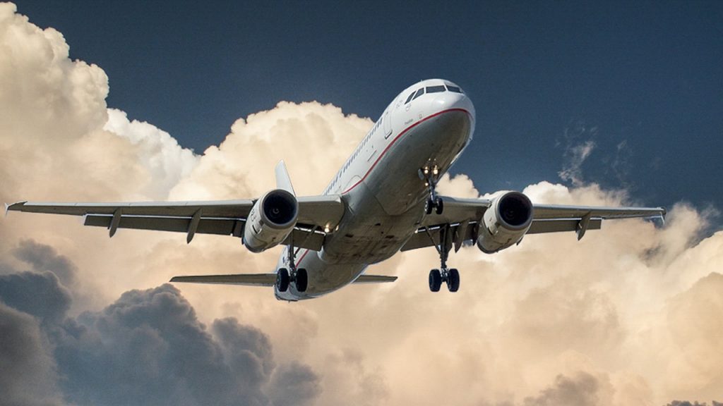 Los vuelos domésticos cortos serían prohibidos en Francia para reducir las emisiones de carbono a la atmósfera (Foto de Pixabay - Pexels).